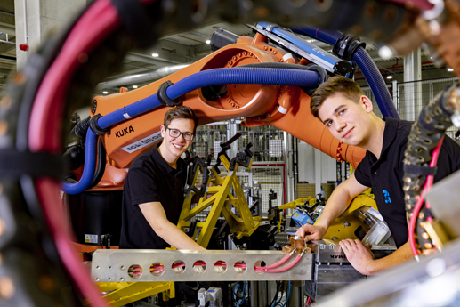 Zwei Auszubildende der EBZ Gruppe lernen die Programmierung eines Industrieroboters. Die betriebliche Ausbildung bildet den Grundbaustein unserer Personalentwicklungsmaßnahmen.