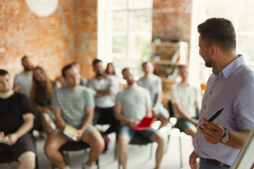 Ein internes Seminar für Mitarbeiterinnen und Mitarbeiter wird gehalten. Dieses sorgt für eine stetige Erweiterung des Wissens und der persönlichen Fähigkeiten.