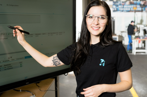 Eine duale Studentin lernt die komplexe IT-Systemlandschaft des Unternehmens zu betreuen.