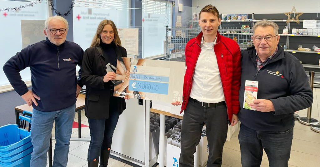 Ein Mitarbeiter und der CFO der EBZ Gruppe übergeben im Rahmen einer Weihnachtsaktion eine Spende an zwei Mitarbeiter der Tafel in Ravensburg.