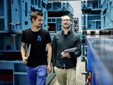 Two employees of the EBZ Group are talking at the plant.