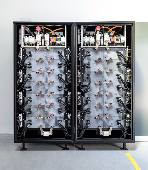 Veranschaulichung einer Batterie in zwei Hälften