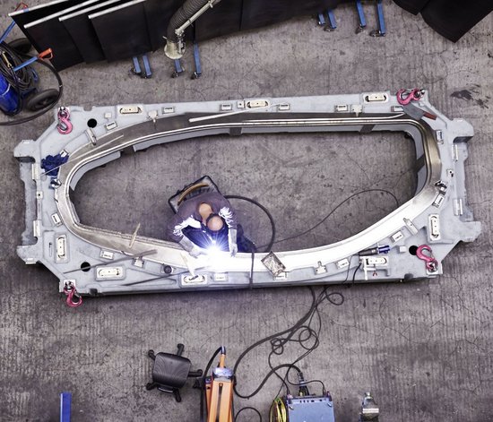 A sidewall tool is welded by an employee to make it ready for the next production step.