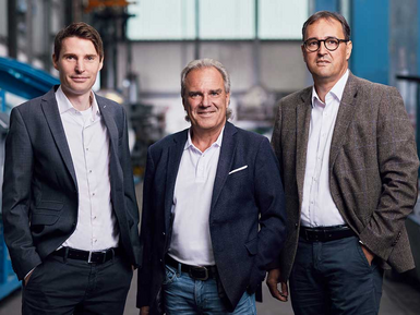 Der Vorstand der EBZ Gruppe bestehend aus CEO Thomas Bausch, COO Alexander Schmeh und CFO Markus Müller ist im Presswerk versammelt.