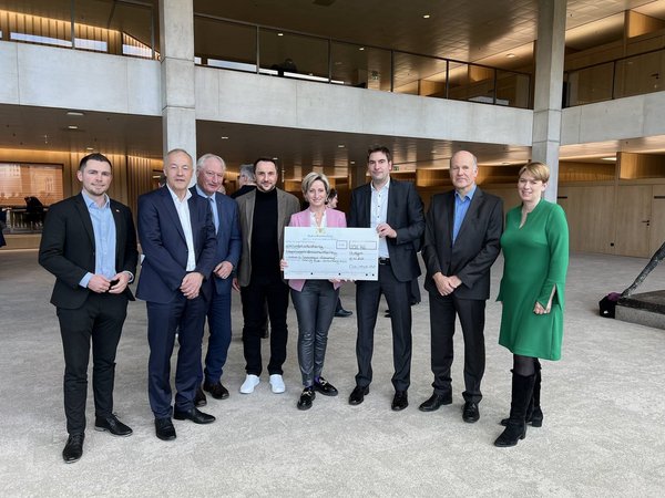 Bild veranschaulicht Mitarbeiter mit Prämie für den Elektrolyseur