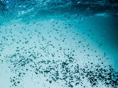 Die chemisch gespeicherte Energie im Wasserstoff kann in vielen energieintensiven Branchen genutzt werden.