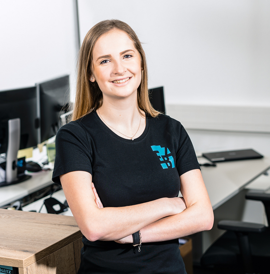 A dual student works in the sales department of the EBZ Group during her practical phase.